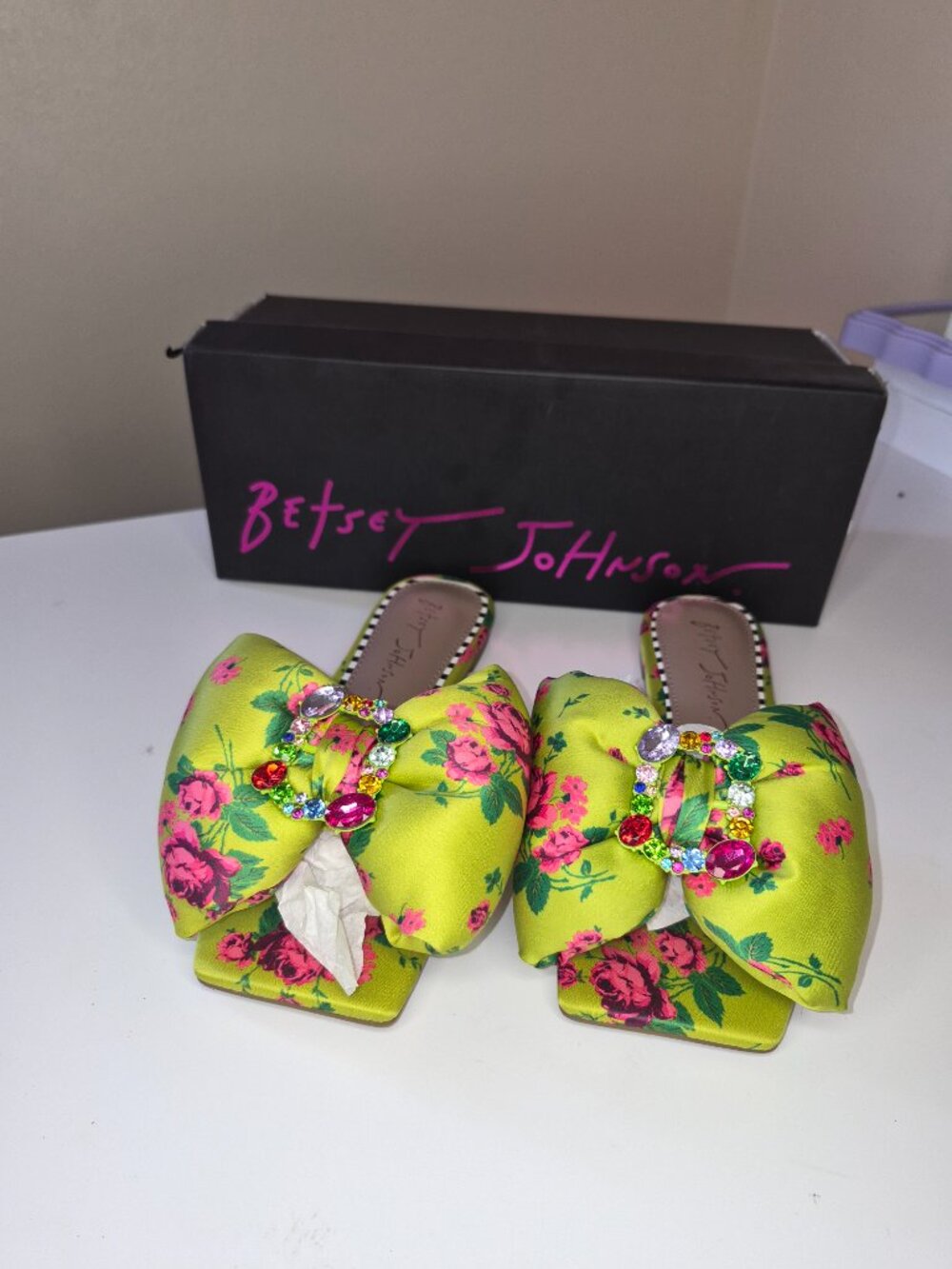 NIB Betsey Johnson Daiseyy floral satin square toe sandals. - Picture 2 of 6